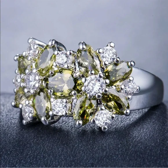 New 925 Silver Beautiful Flower Emerald 💍 Ring - Picture 4 of 4